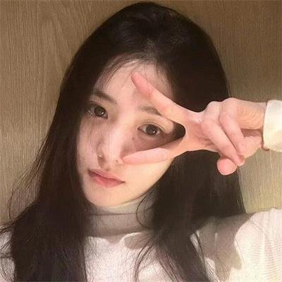随盲柳入眠的女人
